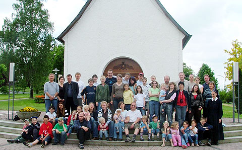Eltern und Kinder des Familiencamps beim Schönstatt-Heiligtum in Dietershausen