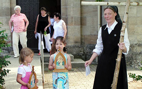 Marienfeier in Ellwangen-Pfahlheim mit der Pilgernden Gottesmutter. Sr. Johanna unterstützt mit großen Einsatz