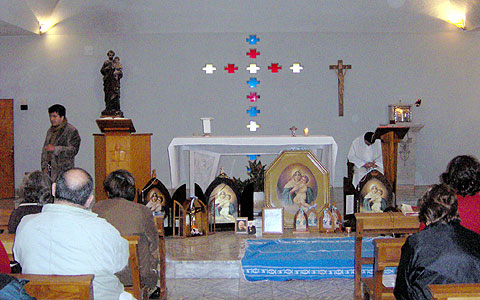 In der Kapelle der St. Josef-Schule in Coronel Dorrego bei der heiligen Messe