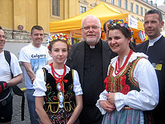 Erzbischof Marx mit Vertretern von Polen; im Hintergrund sieht man den Schönstattstand