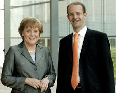 Michael Brand MdB (Foto mit Kanzlerin Merkel) gibt ein Zeugnis über “Glauben und öffentliches Leben”
