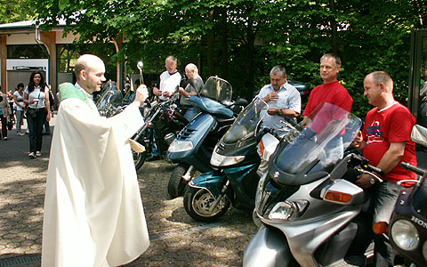 Segen für Motorradfahrer und Motorräder in Schönstatt, am 1. Juni