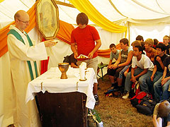 Heilige Messe im Zelt