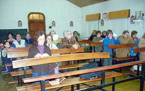 Bündnistag in Adolfo Gonzáles Chaves, Argentinien: Rosenkranz in der Kapelle Heilige Familie