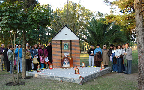 Lichter-Rosenkranz am Joao Pozzobon-Gedenkstein in Tucumán, Argentinien
