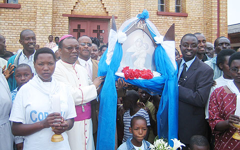 Wallfahrt nach Rwanda: Der Bischof von Butare, Rwanda und Pater Deogratias halten die Auxiliar vor der Kathedrale von Butare 
