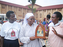 Sie haben Hoffnung, dass das Apostolat der Pilgermutter bald in Rwanda beginnt. Sr. Donatille von Butare vor der Katedrale von Butare.