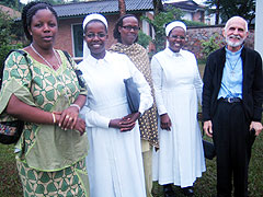 P. Zingg begrüßt einige der Rwanda-Pilger bei der Rückkehr
