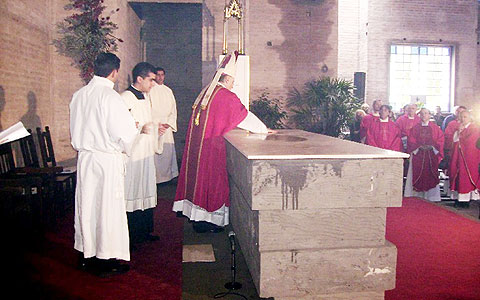 Einweihung der Pilgerkirche in Belén de Escobar, Argentin, 29. Juni: Altarweihe