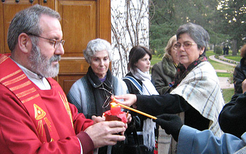 Paulus-Seminar in Nuevo Schoenstatt, Argentinien. Am Schluss erhielt jeder eine an der Paulusflamme entzündete Kerze