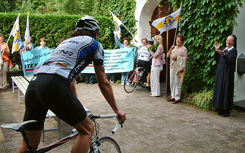 Zieleinfahrt der “Tour der Hilfe” 2008 beim Urheiligtum