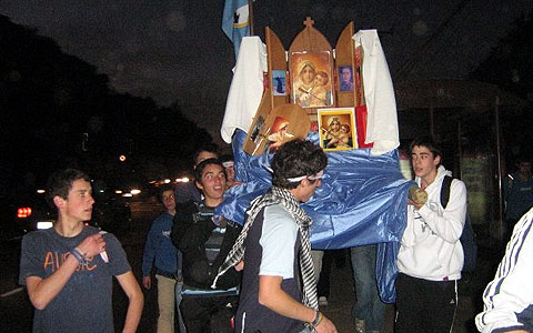 Gut 180 Jugendliche pilgerten drei Stunden vom Heiligtum in Los Pinos zum Heiligtum von Agua Santa, mit den drei MTA-Bildern, die sie krönen wollten.