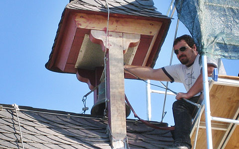 Arbeitseinsatz in Belmonte: der Glockenturm wird neu gestrichen