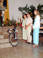 Ein gelungener Auftakt: in der Pilgermesse werden Fahrer und Fahrrad gesegnet – hier Rainer Raabe mit Ehefrau und Martina Sauer, der 2. Vorsitzenden des Vereins Lichtzeichen.
