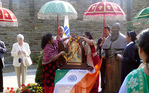 Indischer Wallfahrtstag am 17. August in Sch önstatt: Der Gottesmutter wird die Pumala ungehängt