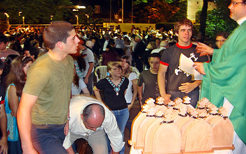 “Youth Shrine”, Asunción: youth receiving the Pilgrim MTA for students