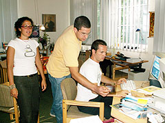 Gonzalo Crespo, Fabrizio und Cristiana Usai bei der Arbeit im PressOffice