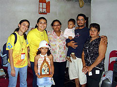 Familien nehmen die Missionare und die Pilgermutter auf