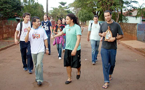 Misiones der Studentenpastoral Londrina 2008: mit der Pilgernden Gottesmutter im Arm…