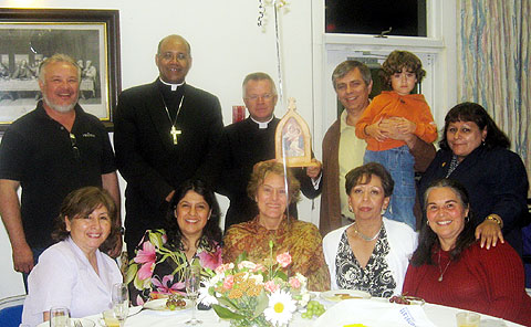 Silbernes Priesterjubiläum von Pfr. Michael Schapfel, in der Pfarrei St. John the Beloved in Virginia . Mitglieder der Schönstattfamilie feiern mit