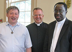 Pfr. Frantisek Jirasek aus Tschechien, Pfr. Michael Schapfel und Pfr. Denis Ndikumana aus Gitega, Burundi, Afrika