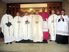 Priester mit Bischof Holley