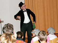 Eine der vielen Attraktionen für die Kinder: Pfr. Schmidt (80) als Zauberer