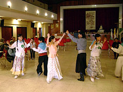 Die kleinen Missionare führten Folklore-Tänze auf
