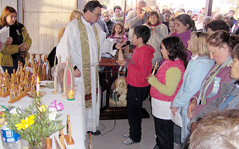 Fest der Kampagne der Pilgernden Gottesmutter in Paso Mayor: Kinder übernehmen das kleine Bild der Pilgernden Gottesmutter