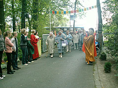 Die Mädchenjugend begrüßt am Eingang alle Ankommenden mit Applaus und “Viva Münster!”