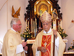 Bischof Lettmann mit Dilzesanpräses Dirk Mispelkamp im Heiligtum