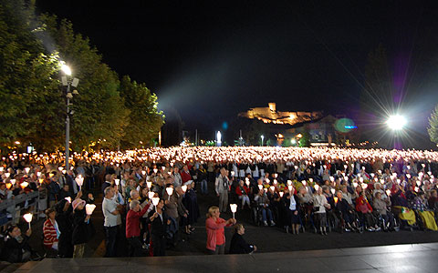 Einer der Höhepunkte der Wallfahrt: die Lichterprozession in Lourdes