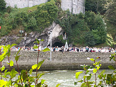 Pilger an der Grotte von Lourdes