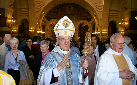 Abschluss des Mariologisch-Marianischen Kongresses in Lourdes. Hauptzelebrant ist Kardinal Poupard