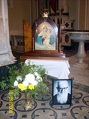 Die Auxiliar und ein besonderes Bild Pater Kentenichs in der Pfarrkirche von Rauch