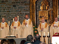 Am Altar: P. Ángel Strada, Mons. Peter Wolf, P. Heinrich Walter, Mons. Hermann Zimmerer, P. Guillermo Mario Cassone