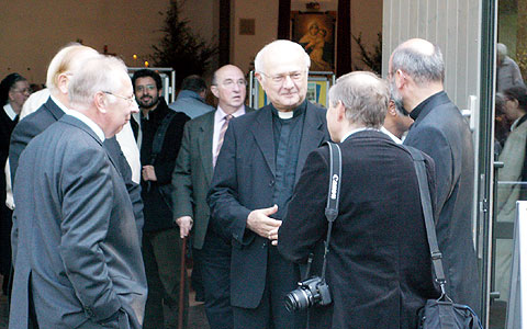 Erzbischof Dr. Robert Zollitsch im Gespräch mit Vertretern der Schönstatt-Bewegung, vor der Messe…