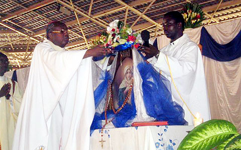 Der Erzbischof von Bujumbura krönt die International Auxiliar der Kampagne