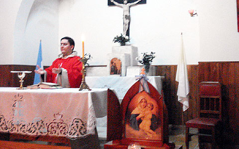 Gebet in der Kapelle des Krankenhauses von Pehaujó