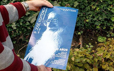 In ganz Chile lädt die Schönstatt-Bewegung mit diesen Plakaten ein, den 40. Todestag ihres Gründers zu feiern