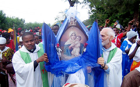 Pater Paul Zingg und Pater Jean-Bernard, Stellvertreter des Bewegungsleiters, lassen es sich nicht nehmen die Pilgermutter auch ein Stück des Weges zu tragen.