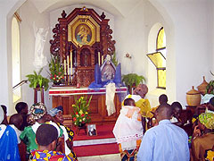Die Auxiliar Pilgermutter besucht am 19.10. nochmals das Heiligtum in Mutumba 