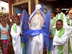 Zwei Priester vom Congo tragen die Auxiliar Pilgermutter von der Pfarrkirche zum Heiligtum