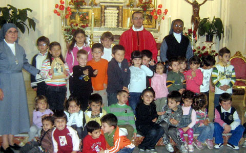 Die Kinder des Kindergartens von Marineo erhalten die Pilgernde Gottesmutter