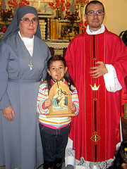 Schw. Regina Maira, Pfr. Massimiliano und ein Mädchen mit der Pilgermadonna