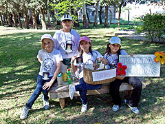 Junge Helfer beim Heiligtum La Loma