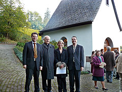 Nach dem Liebesbündnis: Gruppenfoto mit dem Erzbischof