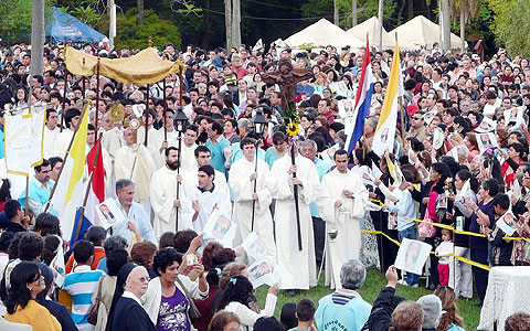 18. Oktober in Tuparenda: Prozession mit dem Allerheiligsten nach der heiligen Messe um Gesundheit