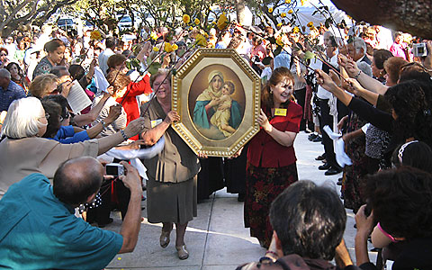 Einweihung des Heiligtums in San Antonio: das MTA-Bild wird feierlich zum Heiligtum gebracht