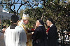 Marienschwestern überreichen dem Bischof Symbole